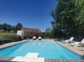 Gite de caractère, piscine et vue, apartemen di Le Boulvé