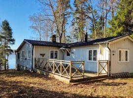 Lovely Home In Alingss With Lake View, hytte i Alingsås