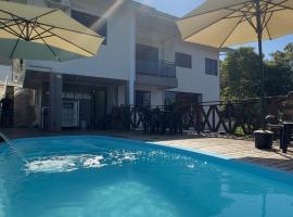 Casa dos Gerânios com Piscina - Próximo ao Parque Termal!, hotel in Piratuba