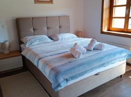 Kuća za odmor Djedov šešir, hotel with hot tubs in Oriovčić