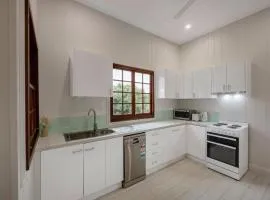 Charming 3BR Inner City Haven Highgate Hill