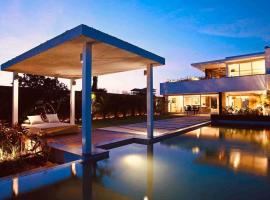 Sea View Luxury Villa with 2 Swimming Pools, hotel din Dabolim