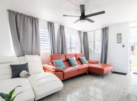 Encanto house with king bed, hotel em Isabela