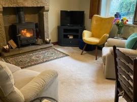 Peaceful cottage Peak District, nr Bakewell, hotell i Buxton