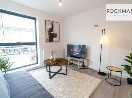 Royal Oak 1 - FREE PARKING - 2 Bedroom Apartment - 2 bathrooms - Sleeps 6 - Perfect for Contractors - Fast Wi-fi