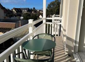 CABOURG - 2 PIÈCES avec Balcon et parking- Hyper Centre et Plage, hotell i Cabourg