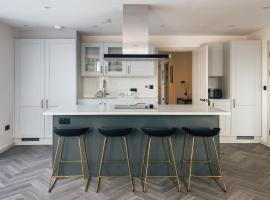 Luxe Penthouse Retreat: With Free Parking!, hotel en Brentford