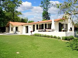 Villa de 3 chambres avec piscine partagee sauna et jardin clos a Ecuras, hotell med parkering i Écuras