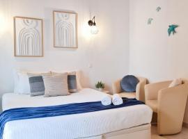 MINHA CASA SUA CASA - Cozy Little House, AC & WiFi, Hotel in Ferragudo