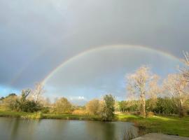 l'Héberge du Lac d'Isachris (Médoc), готель у місті Queyrac