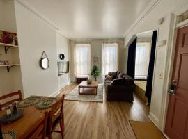 Walk everywhere! Stylish apartment for up to 5, apartamento em Albany