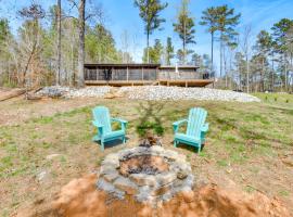 Waterfront Seneca Cabin about 4 Mi to Boat Launch!, villa em Walhalla