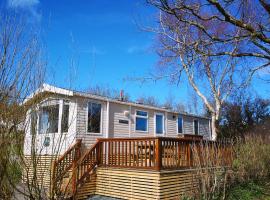 Red Squirrel Holiday Home in the Countryside, 10 mins to Lligwy Beach، فندق مع موقف سيارات في Llandyfrydog