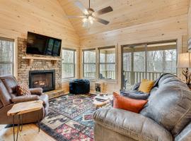 Secluded Murphy Cabin Rental with Deck and Fire Pit!, casa de campo em Turtletown
