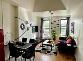 Walk everywhere! Stylish downtown Albany 2BR, hotel in Albany