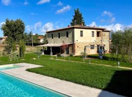 Villa with pool Trasimeno，帕尼卡萊的附設按摩浴池的飯店
