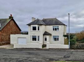 High Road, Stevenston, 15 minutes drive to Troon, hotel v destinaci Stevenston