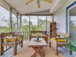 Milton Waterfront Home with Dock and Outdoor Kitchen!, hotel con parcheggio a Milton