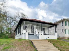 Stylish Home about 2 Mi to Jackson State and Belhaven!, αγροικία σε Τζάκσον