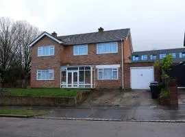 Many Worlds Meet - EuroStar, Wimbledon 30 mins, Central London, Gatwick 15 mins - Spacious, Sleeps up to 16 plus Cot - Free WiFi, Parking - Next to Lloyd Park, Great for Families, Walkers, Relocators - Ideal for Contractors