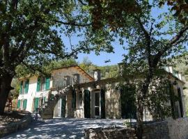 Ferienhaus in Stellanello mit Terrasse, Grill und Garten, hotel en Testico