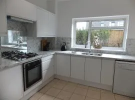 15 mins from East Croydon to Central London, Gatwick - Sleeps up to 7 couples plus Babies - Free WiFi, Parking - Next to Lloyd Park, Great for Walkers - Ideal for Contractors - Families - Relocators