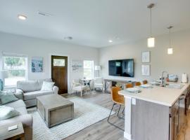 Riverfront Sheboygan Townhome with Grill!: Sheboygan şehrinde bir otel