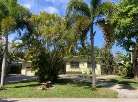 Tropical Classic Retro Florida, Private 2 bedroom Suite with Best Location