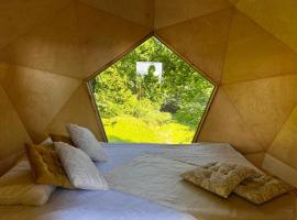 Bee house, camping de lujo en Rovte