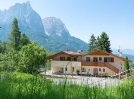 Ferienwohnung in den Dolomiten mit traumhafter Aussicht, hotel em Kastelruth