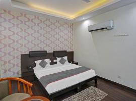 Super Townhouse 1200 Luxury Suites Inn, hotel di Noida