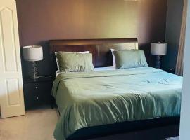 Sandy Hill Retreat - 3 Bedroom + Den, 2 Bath House with Fitness Equipment, hotel v mestu Abbotsford
