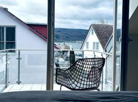 Lakefront View Entire Apartment with 2 bedrooms, 2 full bathrooms & Balcony Waterview, self-catering accommodation in Reichenau