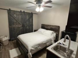 cozy studio apartment with private entrance and patio, hotel with parking in Miami