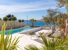 Golden Beach Luxury Villa โรงแรมในSevid