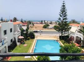 Maison harhoura piscine vue mer, пляжный отель в городе Темара