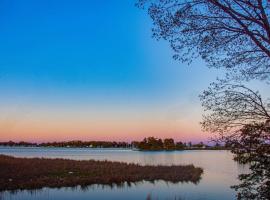 Colonial Beach Bay house with views & canoe, hotel de playa en Colonial Beach