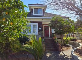 Beautiful Spacious Victorian Garden Oasis Central, Gated, Deck, BBQ, sumarbústaður í San Rafael