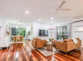 Agnes Bliss - Stunning, Central Four-Bedroom Beach House in Sunny Agnes Water