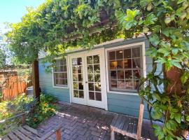 Garden Cottage Paradise Also Perfect for WFH-ers, hôtel à Mountain View