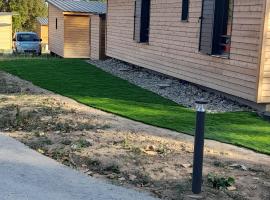 Charmant Chalet 3 Chambres avec Piscine Couverte à 10 min de la Plage de La Baule - FR-1-783-18, σαλέ σε Guerande