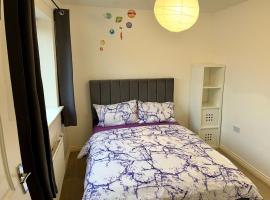 Comfortable double room with shared spaces, gazdă/cameră de închiriat din West Bromwich
