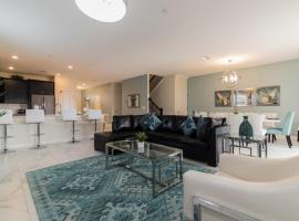 Spacious 8 Bed Pool Home with Game Room condo, lägenhet i Davenport