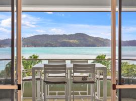 Lagoon Beachfront Lodge 206 on Hamilton Island by HamoRent, golf hotel sa Hamilton Island