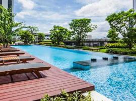 Rooms bangkok nearby Onnut bts, hotel with pools in Amphoe Phra Khanong