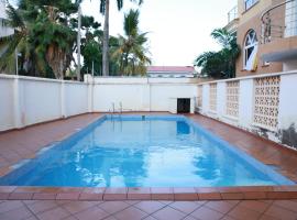 NYALI FURNISHED APARTMENT WITH SWIMMING POOL, apartament a Mombasa