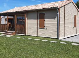 Chalet 2 chambres avec terrasse et climatisation près du Golfe du Morbihan - FR-1-783-19, hotel din Marzan