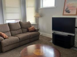 Shared 4 Bedroom House, familiehotell i South Bend