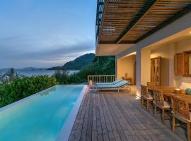 Villa Madouri 5 bed seafront villa with private pool, hotel in Pogoniá