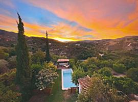 Sunset mountain-view villa with garden & pool, hotel a Restábal